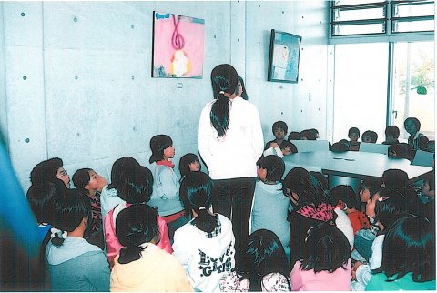 迫桜高校で・有賀小学校の全校児童の訪問をうける