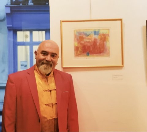 2023年のパリの画廊 トゥイリエで。オーナーのドゥニ・コルネ氏と私の「森のサングラス」