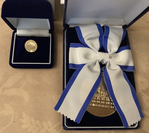 メダルとピンバッチ