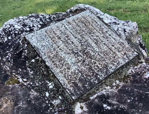 見えにくくなっている石面を田中さんがペーパーで、拭いてくれて、少し読めるようになった 「天の夕顔」の中程の文