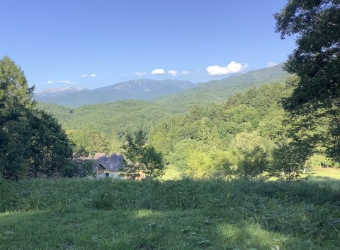 文学碑の東側に見える山並み